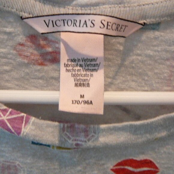 Victoria's Secret Gray T-Shirt Lipstick Lips Perfume Bottles Women's Size-Medium - Picture 2 of 4